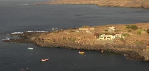 eine Insel mit Häusern und Booten im Wasser in der Unterkunft Casa Tartaruge + Casa Pardal in Carriçal