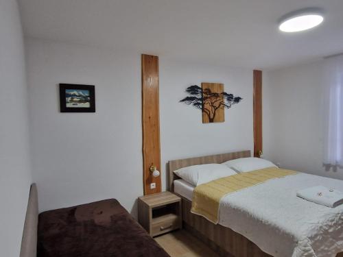 - une chambre avec un lit et un pouf dans l'établissement Villa Garden, à Bešeňová