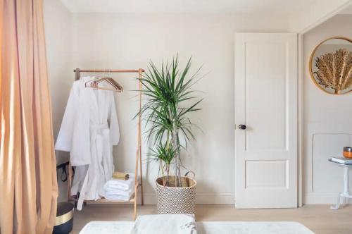 Pokój z lustrem i rośliną w obiekcie Spring Stays Cosy 2-Bed Residence with Free Parking w Londynie