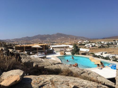 My Oasis Studios Mykonos veya yakınında bir havuz manzarası
