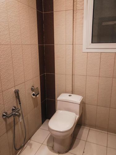 a bathroom with a toilet and a shower at فندق فيلي للشقق الفندقية Filly Hotel Apartments in Hail