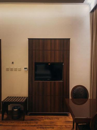 a living room with a flat screen tv on a wall at فندق فيلي للشقق الفندقية Filly Hotel Apartments in Hail
