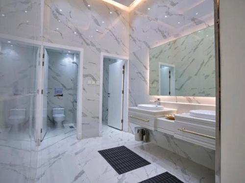 duża łazienka z 2 umywalkami i prysznicem w obiekcie شاليهات لاڤيرا w mieście Hafr al-Batin