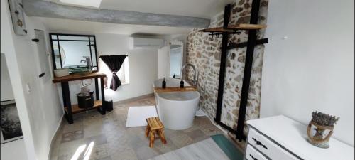 Habitación con baño con bañera. en Latipik, en Lançon-Provence