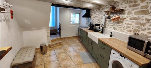 Il comprend une cuisine équipée d'un évier et d'un lave-linge/sèche-linge. dans l'établissement Latipik, à Lançon-Provence