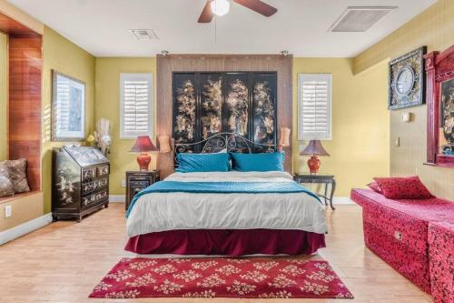 um quarto com uma cama e um sofá em Dream Villa em Las Vegas