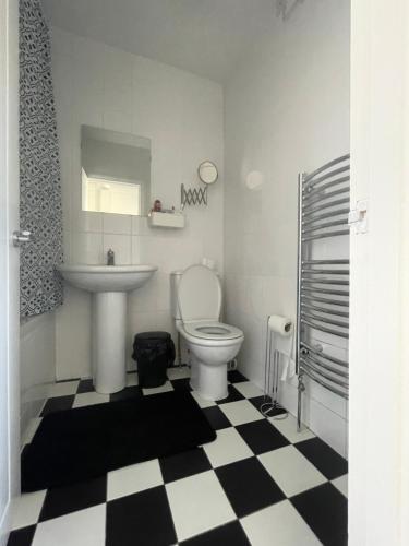 La salle de bains est pourvue de toilettes et d'un lavabo. dans l'établissement Sweet Dreams Belfast, à Belfast