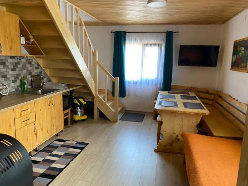 ein Wohnzimmer mit Treppe und Tisch in der Unterkunft SKH L , 1 apartment, 2 bedrooms in Praid