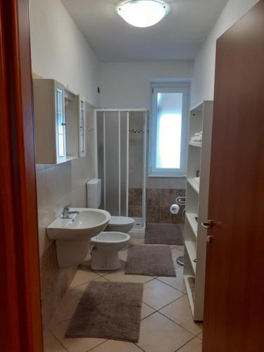 y baño con lavabo, aseo y ducha. en Casa Vacanze Valvendra en Lovere