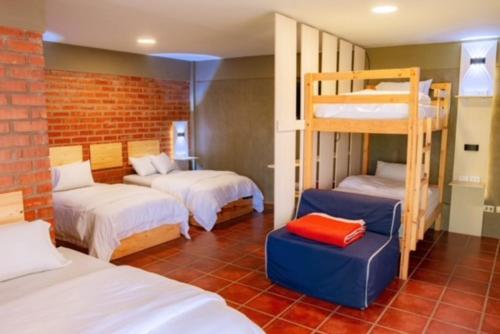 um quarto com 2 camas e um beliche em Villa Etelvina em Torotoro