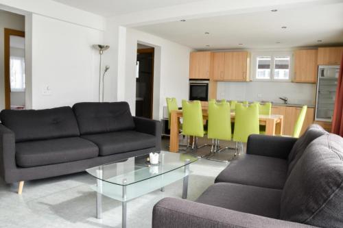uma sala de estar com dois sofás e uma mesa em Heidi em Saas-Fee