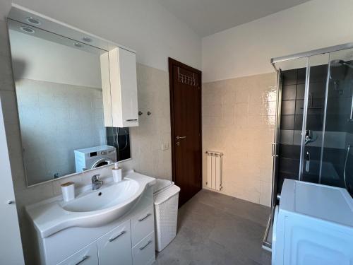 a bathroom with a sink and a mirror and a shower at Villa di Mergo - Privatunterkunft, Ponzano Romano in Ponzano Romano