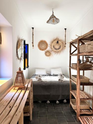 um quarto com uma cama e uma escada de madeira em Riad Darsahalia em Marrakech