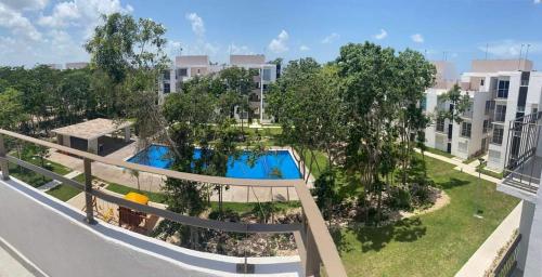 an aerial view of an apartment complex with a swimming pool at Ideal para estar en Familia in Cancún