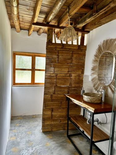 a room with a wooden wall and a table at Finca el Manantial Isnos, habitación Alas de Chocolate in Isnos