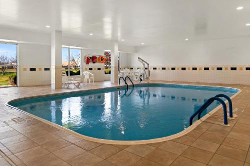薩基諾的住宿－薩吉諾康福特套房酒店，一座带游泳池的大楼内的大型游泳池