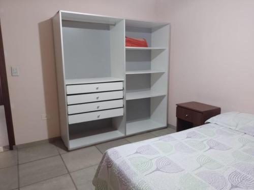 een slaapkamer met een wit dressoir en een bed bij CASA EN VALERIA DEL MAR Y PLAYA in Valeria del Mar
