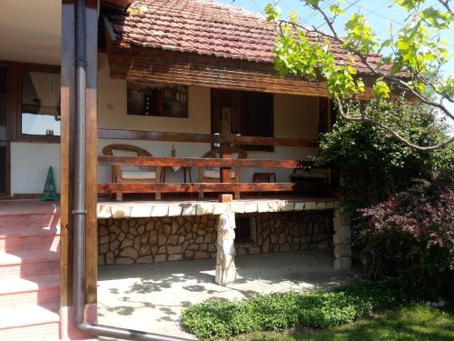 Zheglitsa的住宿－Chergata Guest House，房屋边的木凳