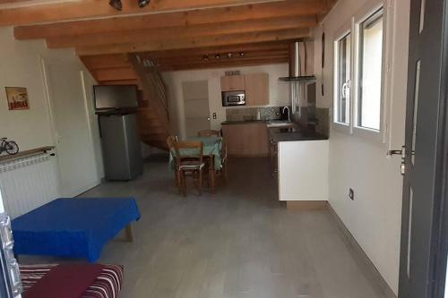 une cuisine et un salon avec une table et des chaises dans l'établissement Appartement 60m² -Clonas /Varèze, à Clonas-sur-Varèze