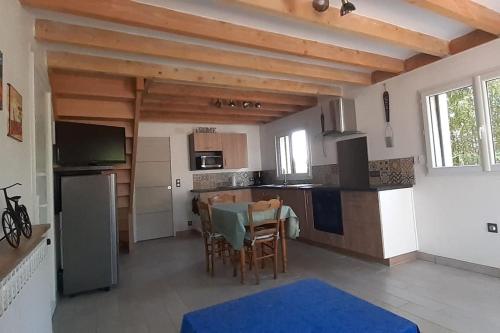 une cuisine et une salle à manger avec une table et des chaises dans l'établissement Appartement 60m² -Clonas /Varèze, à Clonas-sur-Varèze