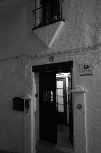 Habitación con pasillo con puerta y luz en Casa El Barbero 1810 en Benaocaz