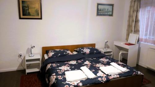 ein Schlafzimmer mit einem Bett mit zwei Handtüchern darauf in der Unterkunft Mikesh in Virovitica