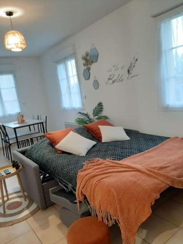 sypialnia z łóżkiem z poduszkami w obiekcie Proche aéroport à pied, O Nature w mieście Tillé