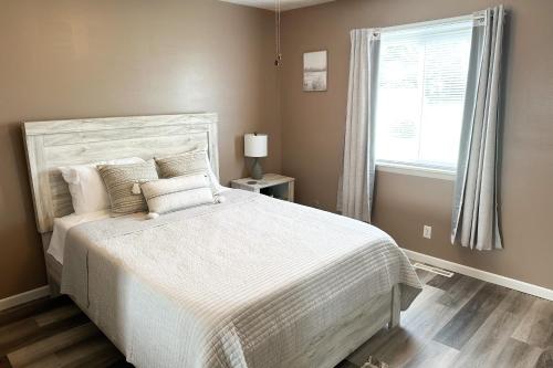 - une chambre avec un lit blanc et une fenêtre dans l'établissement Newly Renovated Home in Canton, à Canton