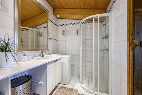 een badkamer met een douche en een wastafel bij Modern flat in the citycenter Helsinki in Helsinki