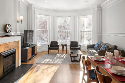 uma sala de estar com um sofá e uma mesa em Charlesgate Suites em Boston