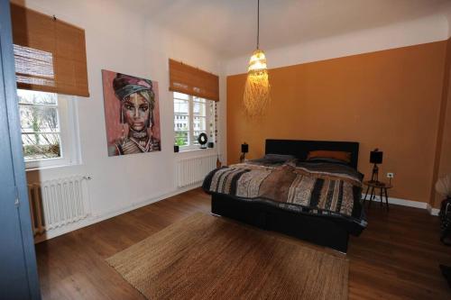 een slaapkamer met een bed en een schilderij aan de muur bij Luxuriöse Wohnung in Schwerte in Schwerte