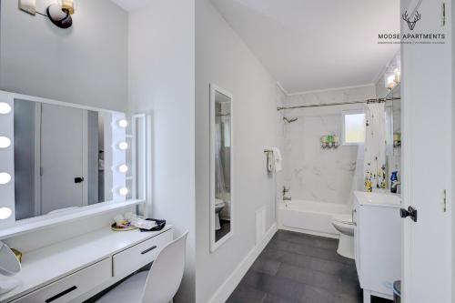 Un baño de The Moose #5 - Modern Comfy Studio with King Bed, Free Parking & Fast WiFi