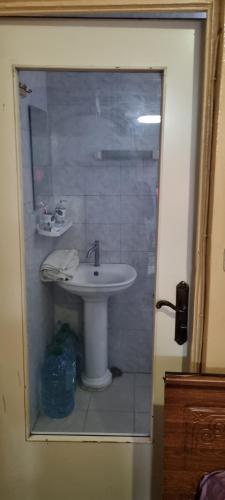 y baño con lavabo y ducha. en Villa Lumière, en Dakar