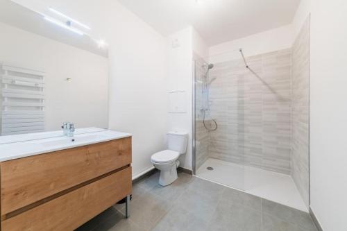 une salle de bain avec un lavabo, une douche et des toilettes dans l'établissement L'Elégante Oasis - grand T2 aux portes de Paris, à Saint-Ouen
