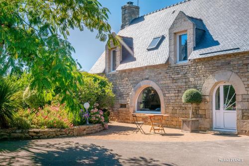 RÉF 405 KERVIGNAC gîte indépendant avec piscine privative dans longère partie de gauche sur propriété
