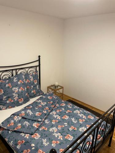een slaapkamer met een bed met een bloemenbed bij Ferienwohnung Alex in Nusplingen