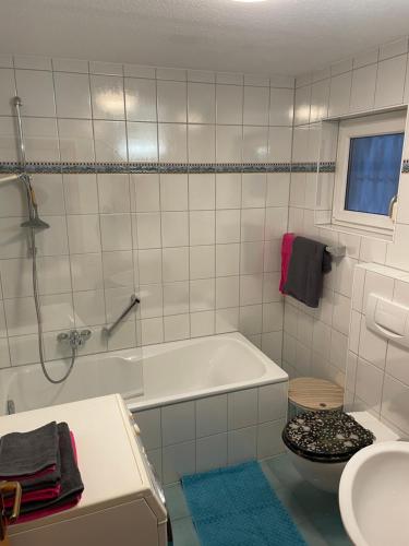 y baño con bañera, aseo y lavamanos. en Ferienwohnung Alex, en Nusplingen