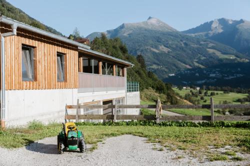 um pequeno carro de brinquedo estacionado ao lado de um edifício em Tofererhof em Bad Hofgastein