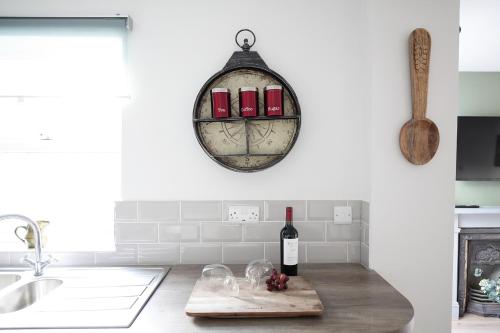 uma garrafa de vinho num balcão na cozinha em Sandbed House - Sleeps 6 em Bristol