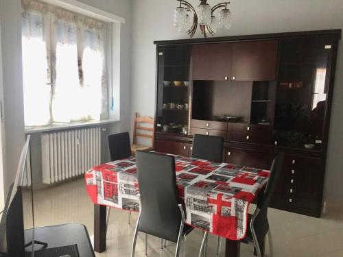 ein Esszimmer mit einem Tisch und Stühlen sowie eine Küche in der Unterkunft Gioiello a Torino in Turin