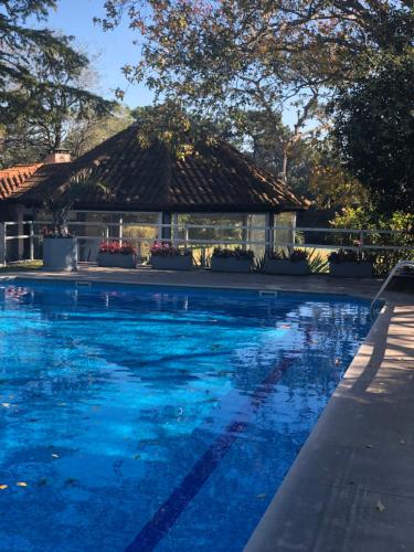 una piscina azul con un edificio de fondo en Parquemar R, en Punta del Este