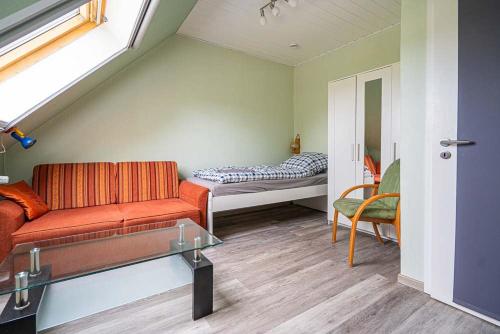 a living room with a couch and a bed at Stellmann’s Gästehof in Bruchhausen-Vilsen