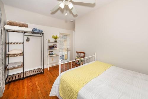 - une chambre avec un lit et un ventilateur de plafond dans l'établissement *Homey & Beautiful-Self Check In-Ypsilanti Historic District, à Ypsilanti