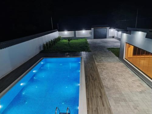 Swimming pool sa o malapit sa AzVilla Modern