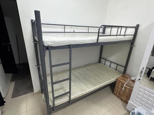 a couple of bunk beds in a room at Ladies Hostel in Ajman سكن بنات بعجمان in Ajman 
