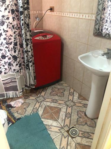 een badkamer met een toilet en een wastafel bij casa interior in Viña del Mar