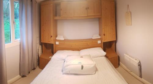 um quarto com uma cama e uma cabeceira em madeira em 9 Sea Valley em Clovelly
