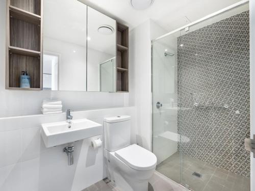 een badkamer met een toilet, een wastafel en een douche bij Amazing cityview Glamourous 2BR Apt w parkpool in Brisbane