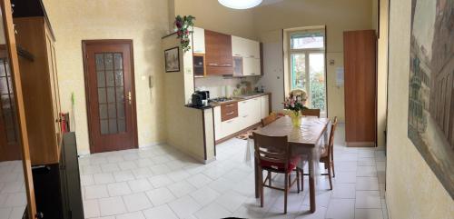 - une cuisine avec une table et des chaises dans la chambre dans l'établissement Casa Annalisa, à Ercolano