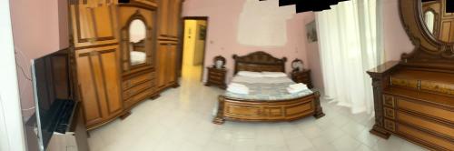 sypialnia z łóżkiem i komodą w obiekcie Casa Annalisa w mieście Ercolano